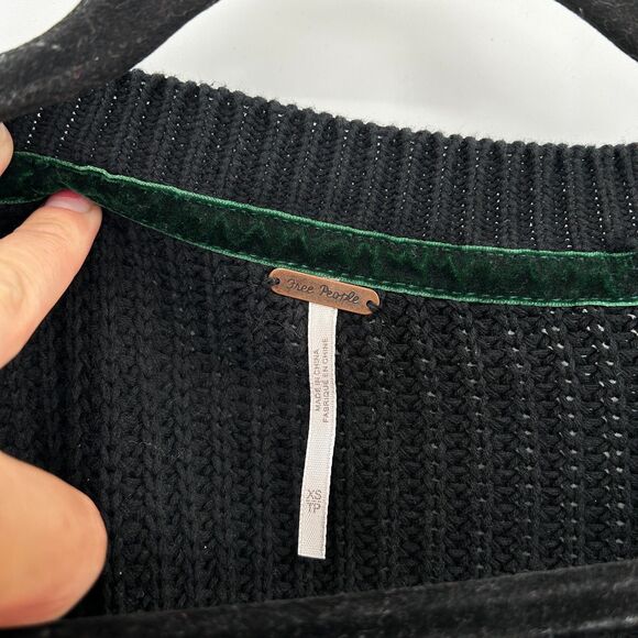 FREE PEOPLE Black Damsel Bell Sleeve Cropped Boxy Oversized Boho Knit Sweater XS - Picture 8 of 9